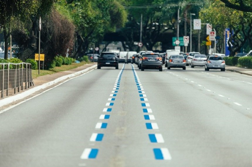 foto colorida de faixa azul para motos na Avenida dos Bandeirantes - Metrópoles