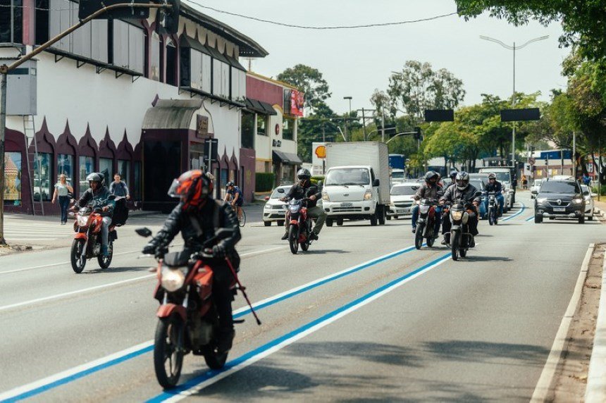 foto colorida de faixa azul para motos na Avenida dos Bandeirantes - Metrópoles