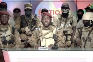 Imagem colorida mostra militares golpistas de Burkina Faso lendo um comunicado na TV do país - Metrópoles