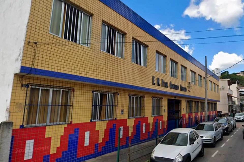 Imagem colorida da fachada da Escola Municipal Oswaldo Veloso - Metrópoles