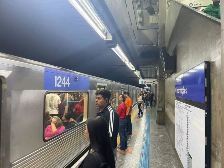 Foto colorida mostra passageiros esperando Metrô