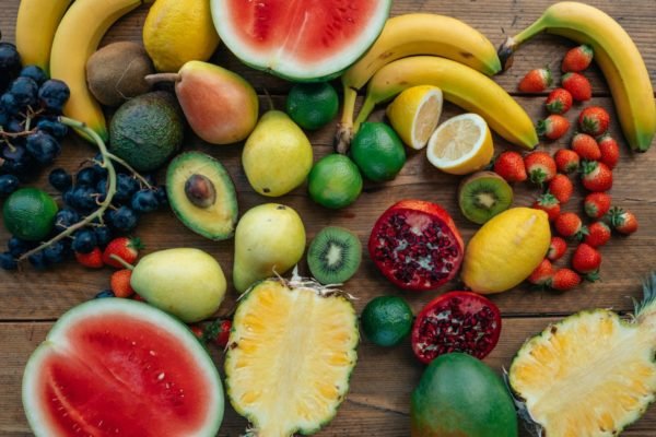 Diferentes frutas espalhadas em uma mesa - Metrópoles