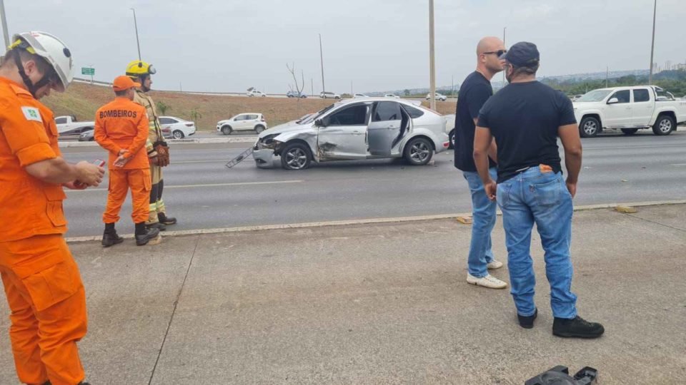 carro prata com a porta amassada