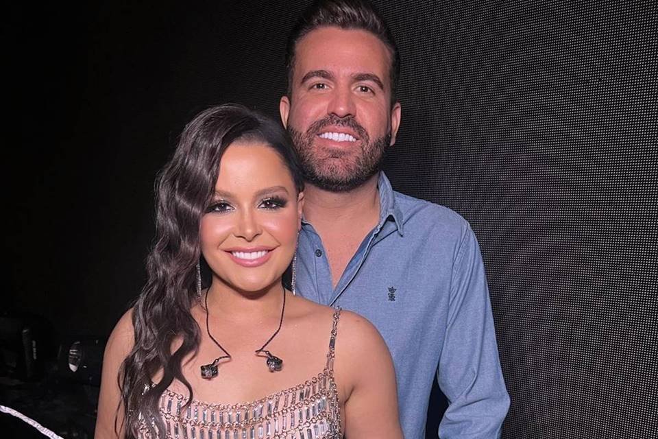 foto colorida de maraisa sorrindo com o namorado, um homem branco de barba e topete, atrás dela sorrindo - metrópoles