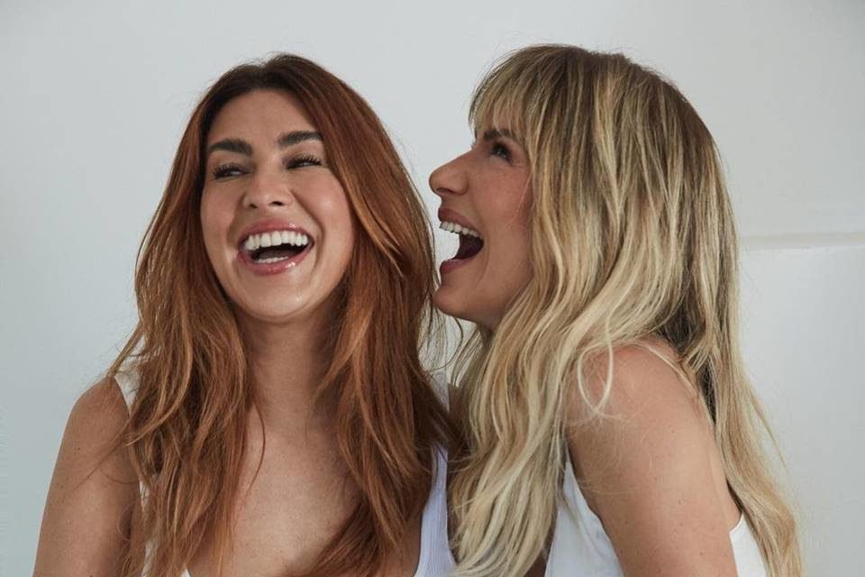 Foto colorida de Fernanda Paes Leme e Giovanna Ewbank sorrindo em fundo branco - Metrópoles