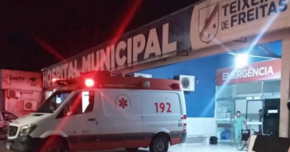 Fotografia da entrada do Hospital Municipal Teixeira de Freitas