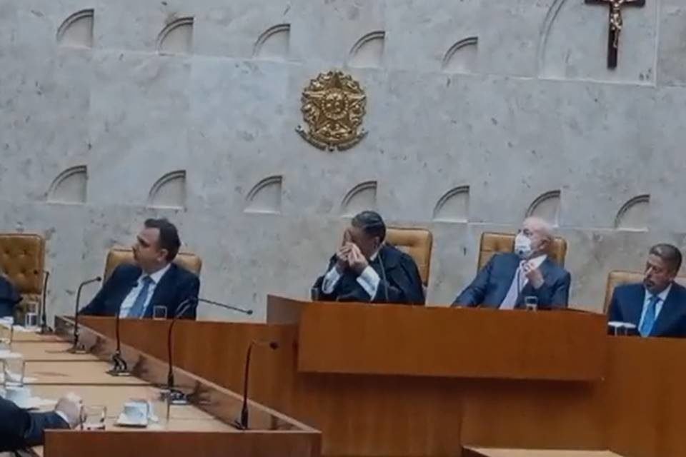 Foto de Barroso chorando ao som de Maria Bethânia - Metrópoles