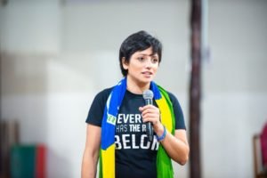 Ativista Maha Mamo com bandeira do Brasil - Metrópoles