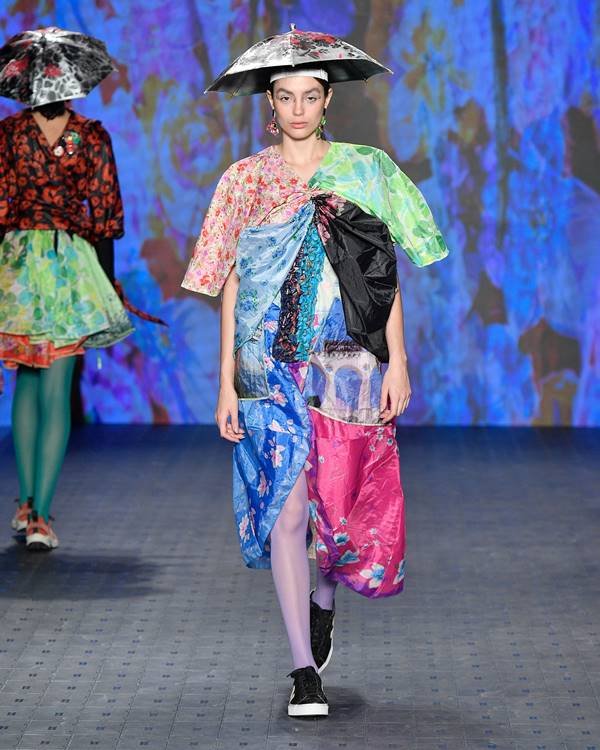 Desfile de moda com looks criados a partir de náilon de guarda-chuva - Metrópoles