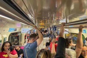 Foto colorida mostra vagão lotado do metrô de São Paulo