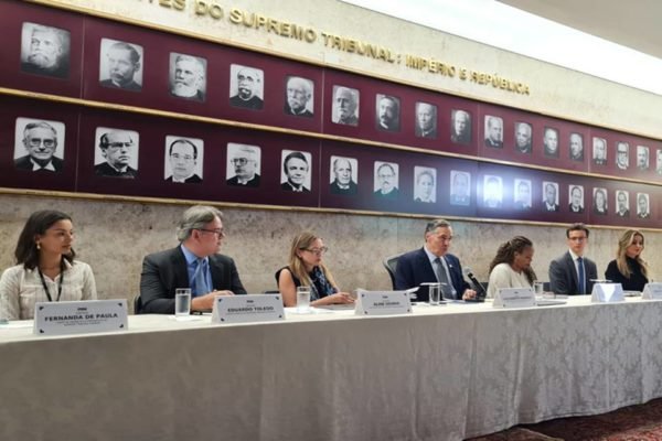 foto colorida do ministro Luís Roberto Barroso com sua equipe no stf