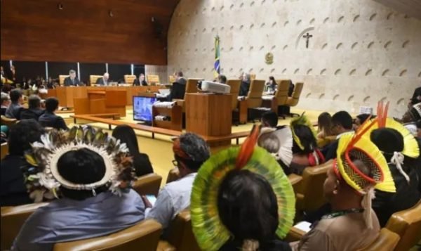 Indígenas assistindo julgamento do marco temporal no STF