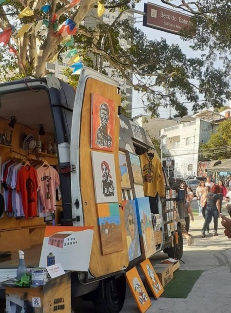 Imagem colorida mostra van vendendo produtos na rua - Metrópoles