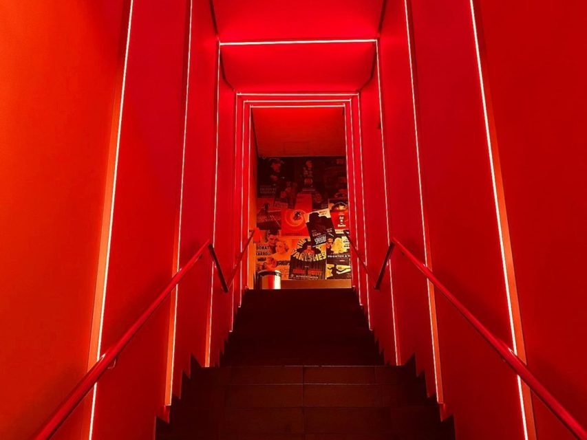 Imagem colorida mostra escadaria vermelha em ambiente moderno - Metrópoles