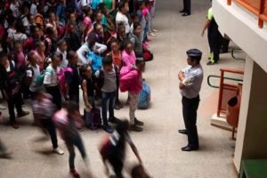 alunos e monitor militar - Metrópoles