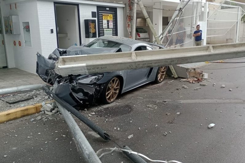 Foto de Porsche sob poste em acidente de trânsito - Metrópoles