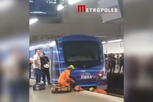 Frame bombeiros resgatam homem que caiu no metrô- Metrópoles