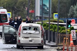 Imagem colorida mostra vista de um veículo danificado, usado por dois terroristas para realizar atentado perto do Ministério do Interior turco na capital Ancara, com um homem-bomba se explodindo - Metrópoles