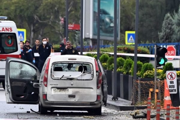 Imagem colorida mostra vista de um veículo danificado, usado por dois terroristas para realizar atentado perto do Ministério do Interior turco na capital Ancara, com um homem-bomba se explodindo - Metrópoles