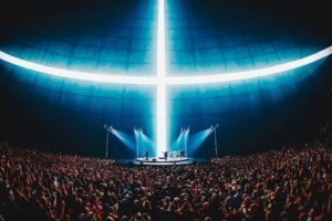 Cena de projeção de uma cruz em show do U2 no Sphere, em LAs Vegas - Metrópoles