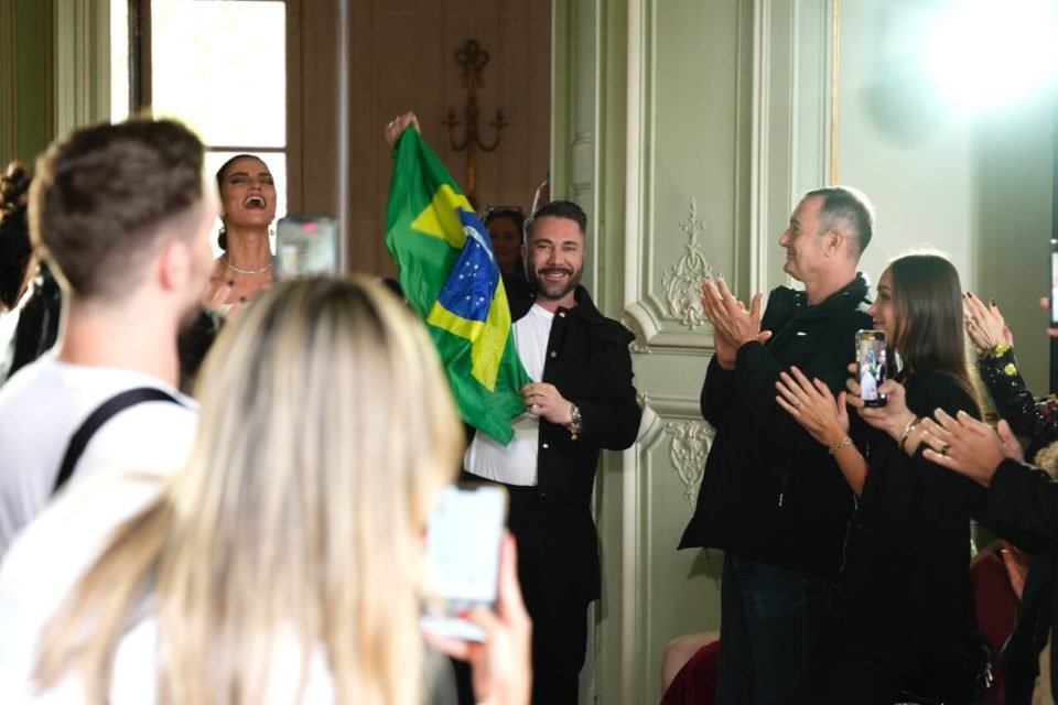Na imagem com cor, designer brasileiro com a bandeira do Brasil em Paris -Metrópoles