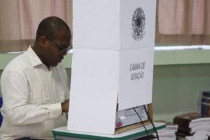 Imagem colorira do Ministro Silvio Almeida votando na eleição para conselhor tutelares
