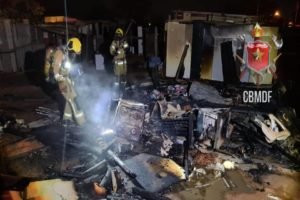 Local destruído pelo fogo, com fuligem e peças quimadas