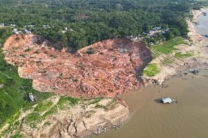 Imagem colorida da Vila Armã, no Amazonas, afetada pelo deslizamento de terra causado por erosão - Metrópoles