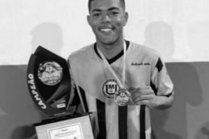 Imagem em petro e branco do jogador Denisson Roberto Santos da Silva, que morreu afogado em Sergipe