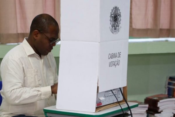 foto colorida do ministro Silvio Almeida, dos Direitos Humanos e da Cidadania, votando na eleição para conselheiros tutelares em São Paulo - Metrópoles