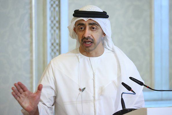 imagem colorida chanceler emirados árabes discursando - metrópoles