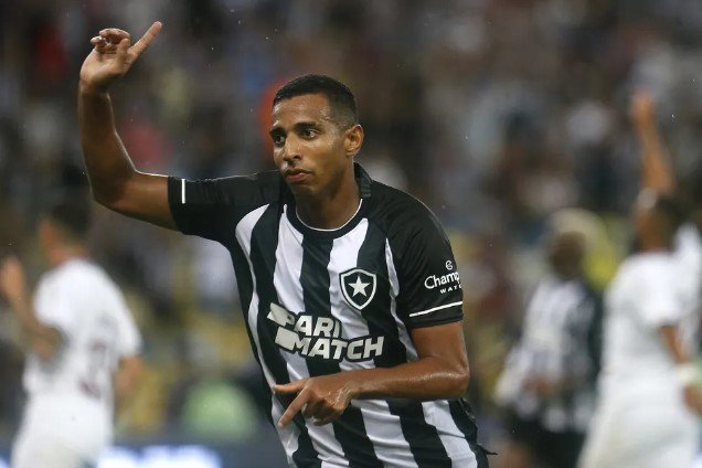 Tárik diz que elenco está focado e relembra de virada de chave no último  jogo contra o Vitória - Botafogo Futebol SA
