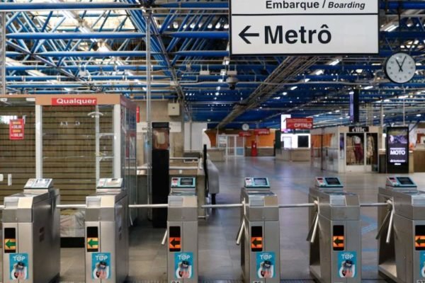 foto colorida de estação de metrô Barra Funda vazia durante movimento de grevistas - Metrópoles