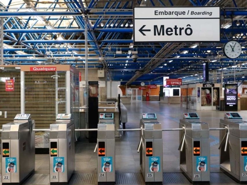 foto colorida mostra estação de metrô Barra Funda em dia de greve, vazia durante movimento de grevistas - Metrópoles