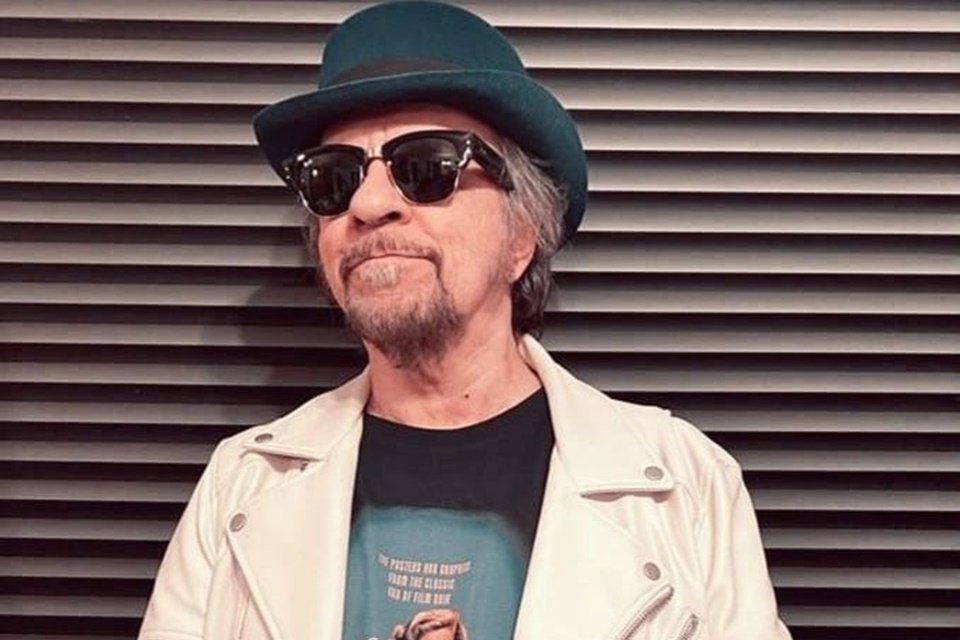 O vocalista do Camisa de Vênus, Marcelo Nova posa de óculos escuros e chapéu - Metrópoles