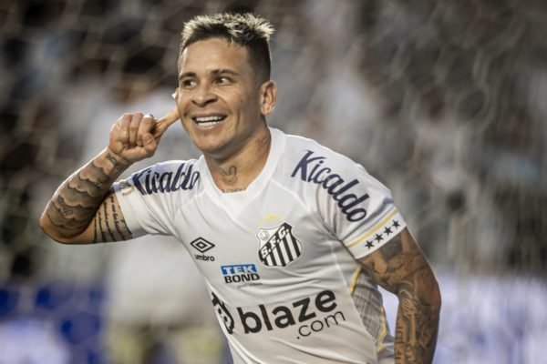 Em jogo quente, Santos goleia, ultrapassa Vasco na tabela e sai do Z4