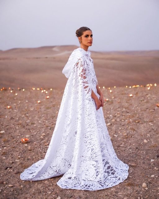 Stephanie Garcia usou um vestido assinado pela OLYMPIAH para o casamento no deserto de Agafay