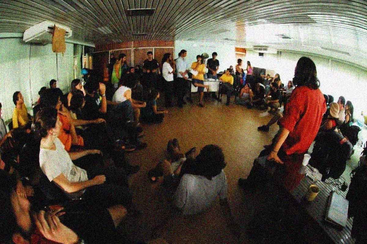 imagem de alunos reunidos durante assembleia na reitoria da unb