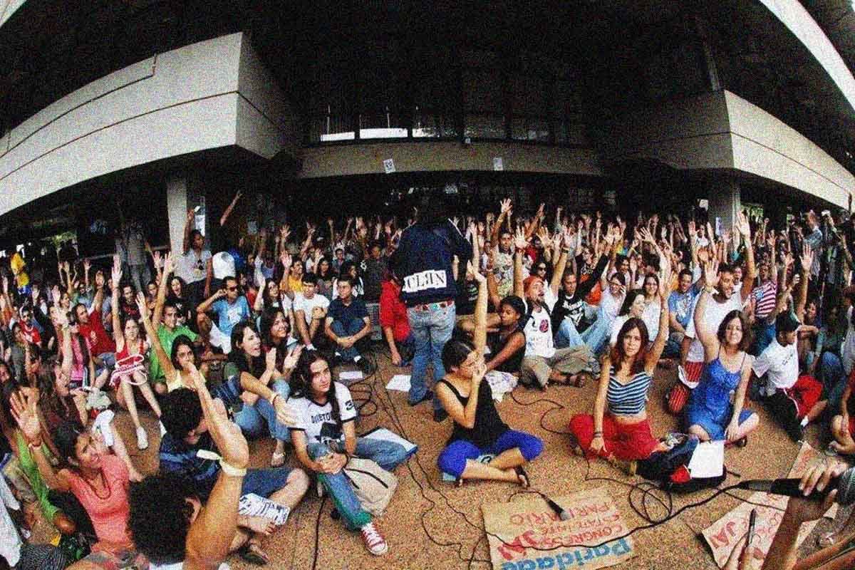 imagem de alunos reunidos em assembleia na unb para decidir a continuação da ocupação da reitoria