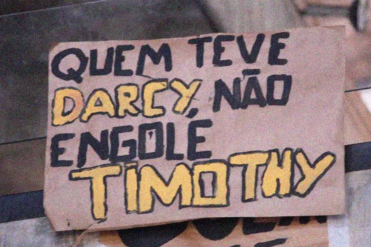 Cartaz com o texto escrito "quem teve Darcy não engole Timothy"