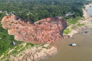 Foto colorida de deslizamento de terra no Amazonas - Metrópoles