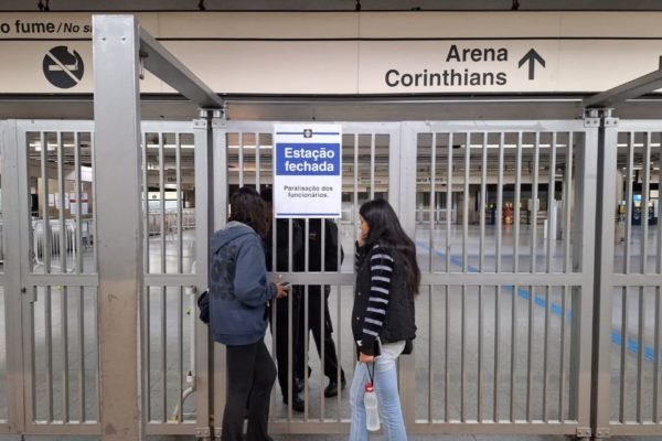 foto colorida mostra acesso fechado na estação Itaquera durante greve dos metroviários - Metrópoles