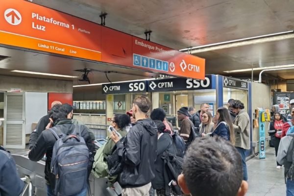 foto colorida da movimentação de passageiros na estação Itaquera em meio à greve desta terça em SP - Metropoles