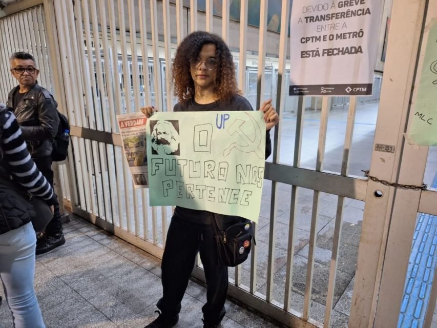 foto colorida de protesto no acesso ao metrô Itaquera, fechado em dia de greve conjunta - Metropoles