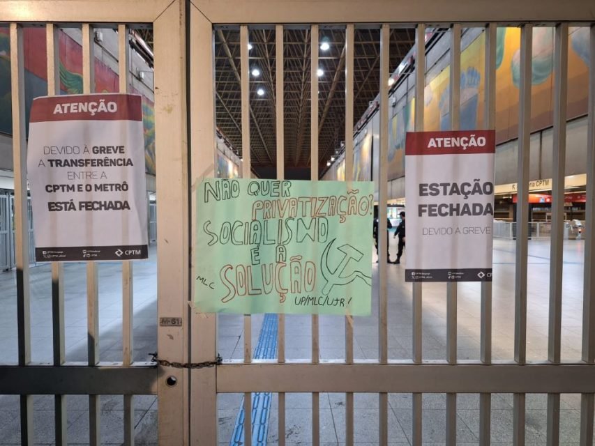 foto colorida do acesso fechado ao metrô na estação Itaquera, zona leste de São Paulo, durante greve dos metroviários - Metropoles