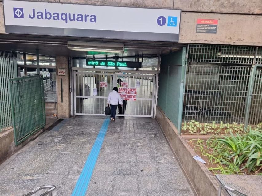 oto colorida do acesso fechado na estação de metrô Jabaquara, na zona sul - Metrópoles