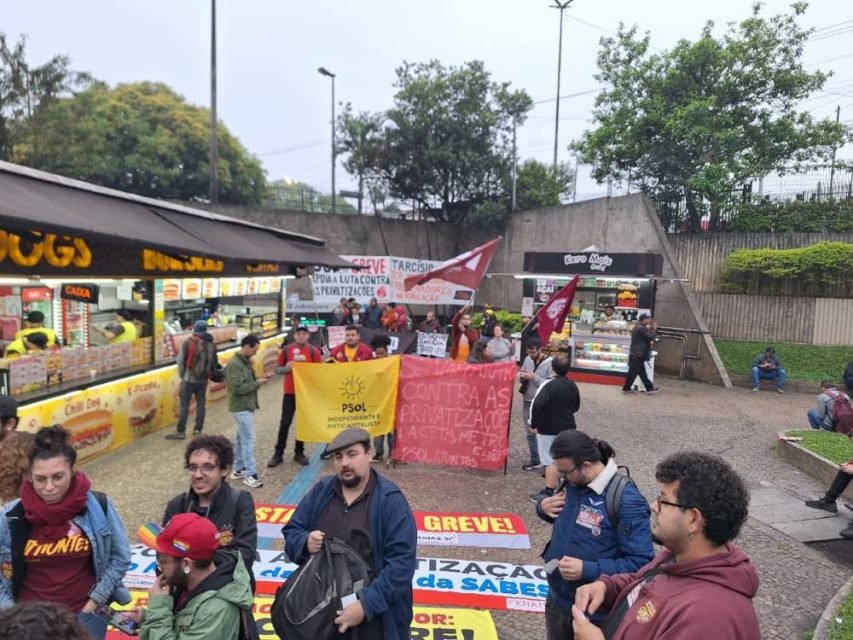 foto colorida de protesto durante greve de Metrô e CPTM em frente à entrada da estação Jabaquara do Metrô