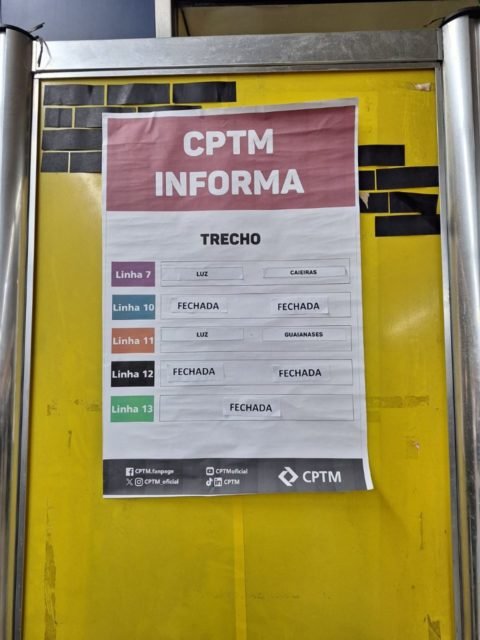 foto colorida mostra cartaz na estação Itaquera informando sobre situação das linhas da CPTM em meio à greve - Metropoles
