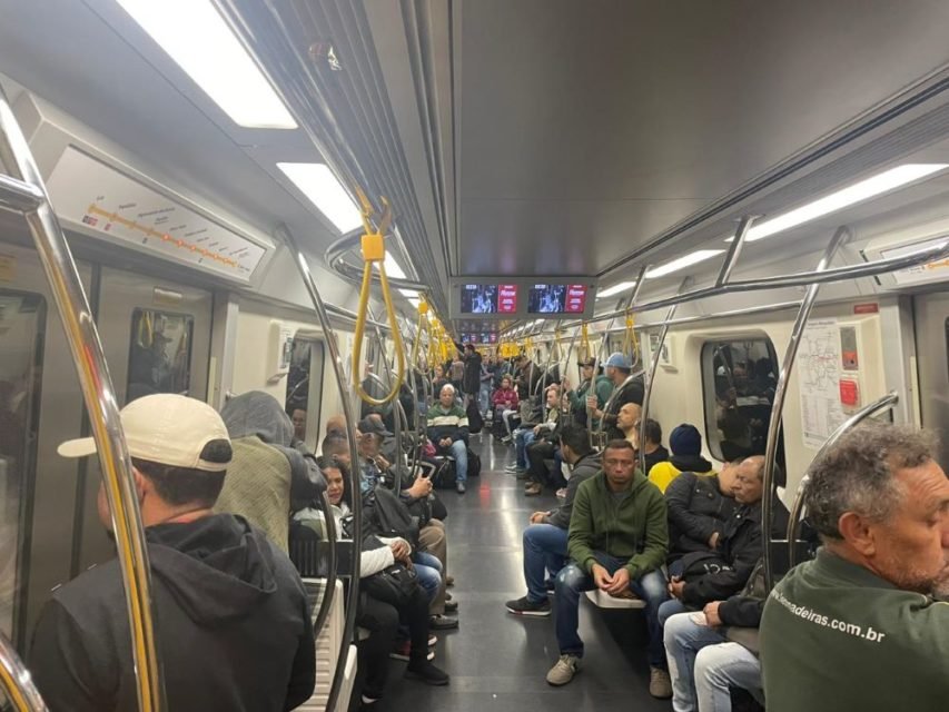 foto colorida de trem da linha amarela do metrô, que funcionou normalmente em meio à greve - Metrópoles