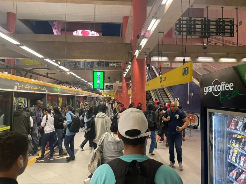 foto colorida de plataforma da linha amarela do metrô, que funcionou normalmente em meio à greve - Metrópoles